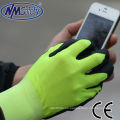 La pantalla táctil de nitrilo NMSAFETY usa guantes de trabajo de nitrilo blando